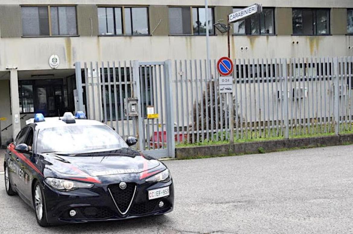 Vigevano, fermato in stazione con la droga: in caserma lancia una pietra che danneggia un'auto dei carabinieri