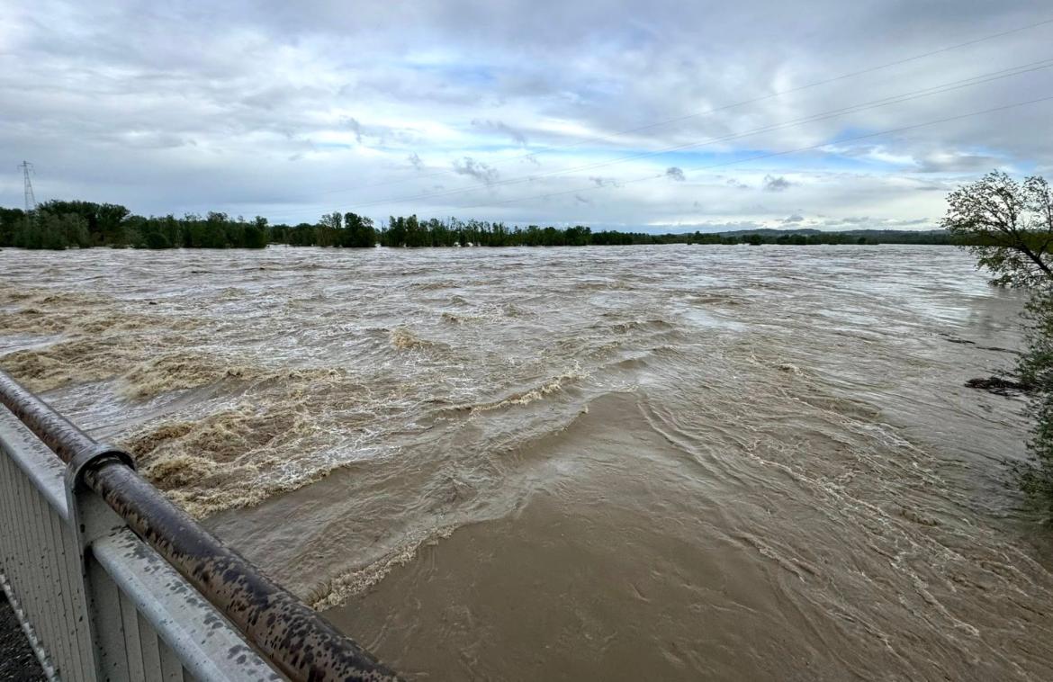 Allerta maltempo: il fiume Sesia preoccupa, strade e ponti chiusi