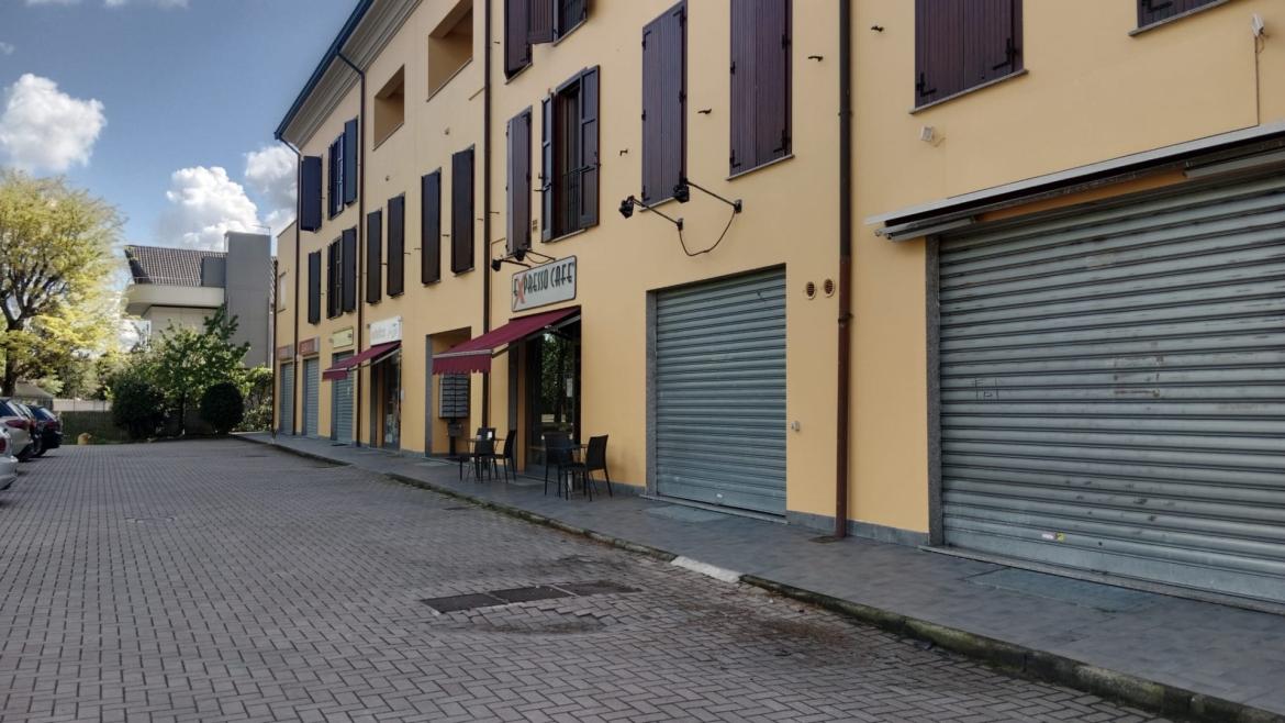 Raid notturno dei ladri nel negozio di parrucchiere. Rubano profumi e tagliacapelli