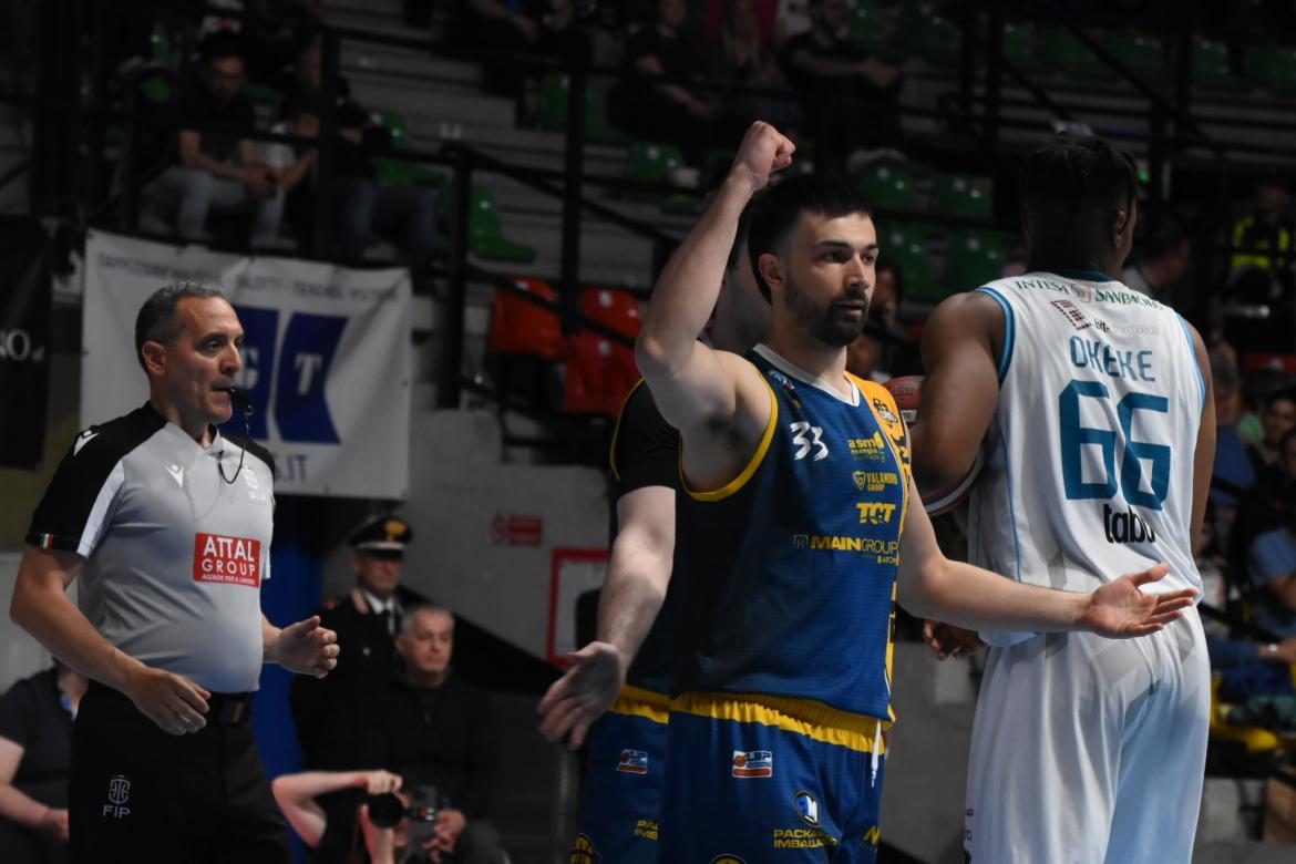 Basket, serie A2, il cuore infinito della Elachem Vigevano: contro Cantù è vittoria 75-79. Livorno l'avversario del play-out