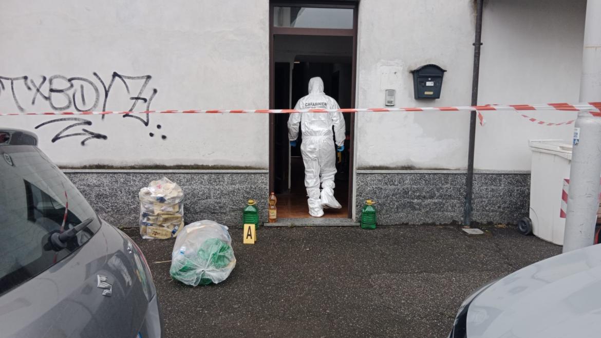 Ucciso a coltellate in casa a Vigevano