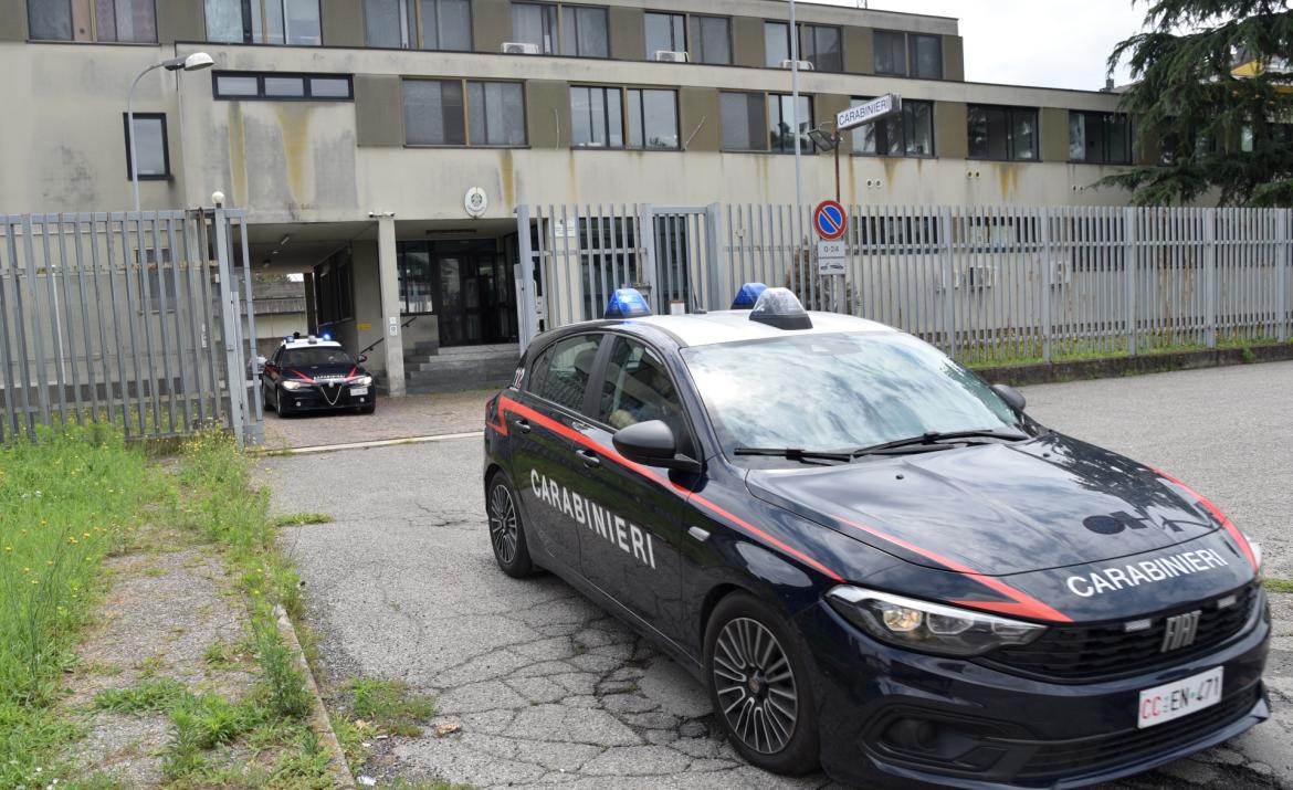 Vigevano, due amiche di 12 anni rapinate in piazza Ducale di zaino, soldi e cellulare