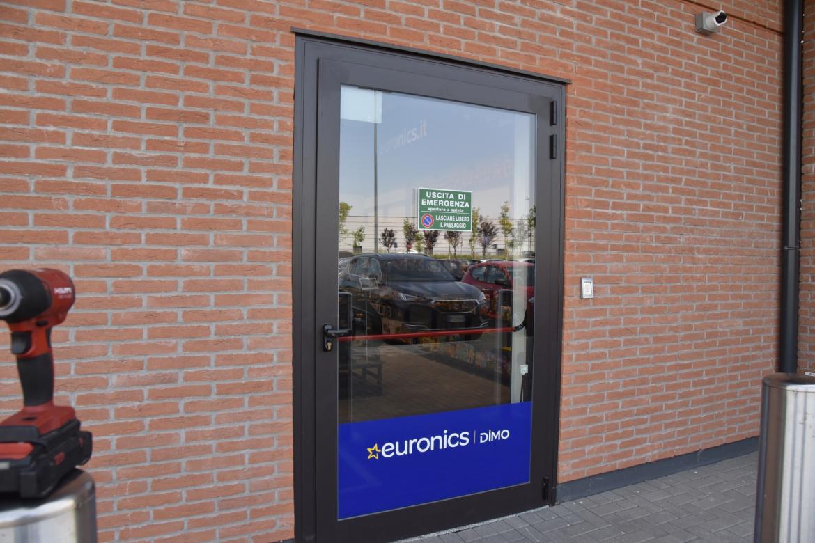 Furto notturnoi all'Euronics di Vigevano. I ladri fuggono con venti telefonini