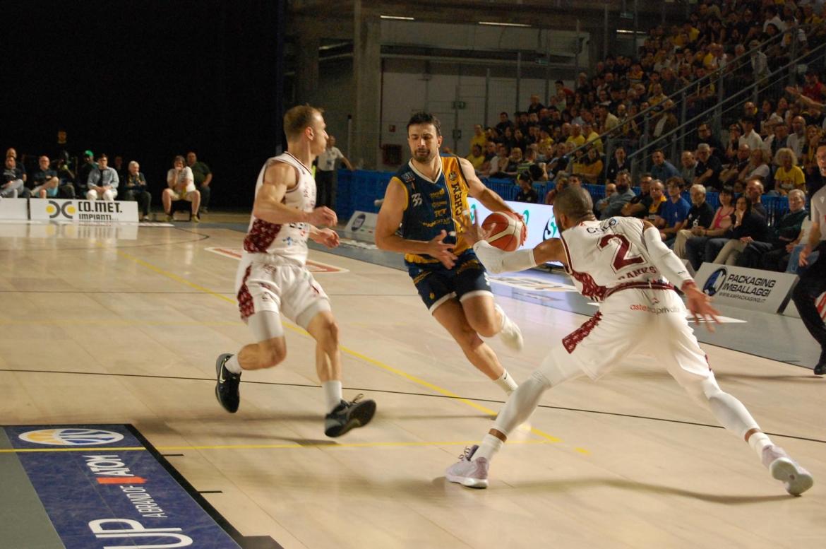 Basket, serie A2, la Elachem Vigevano spezza l'incatesimo: battuta la Libertas Livorno (79-72), si va a gara-4
