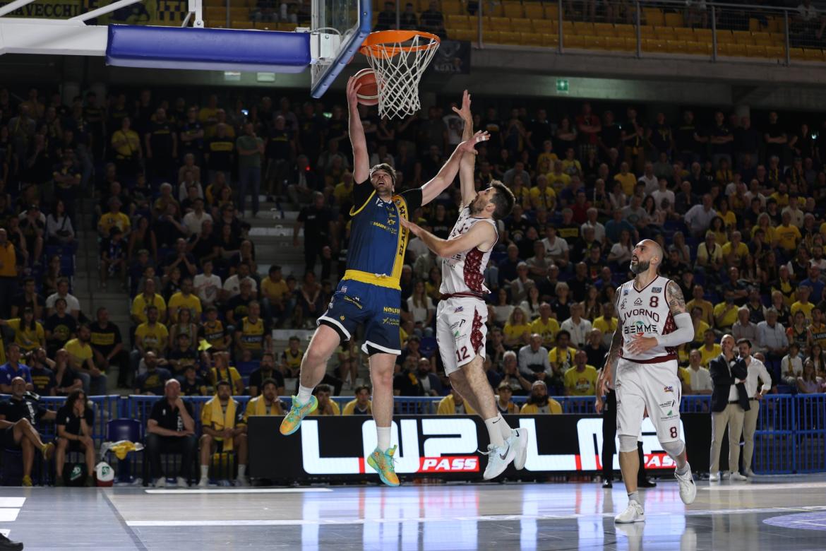 Basket, serie A2: lancio di rotoli di carta igienica e birra, la Elachem Vigevano sanzionata con una multa di 2.500 euro