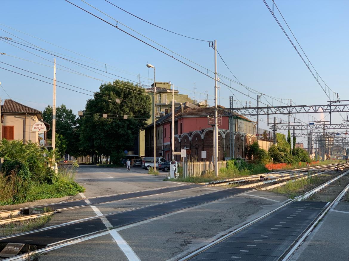 I carabinieri lo inseguono sull'auto rubata. Il conducente si dilegua a piedi sui binari della Stazione ferroviaria di Mortara