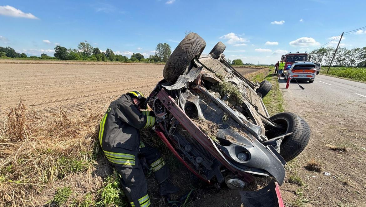 Ottobiano: perde il controllo dell’auto e si ribalta fuori strada