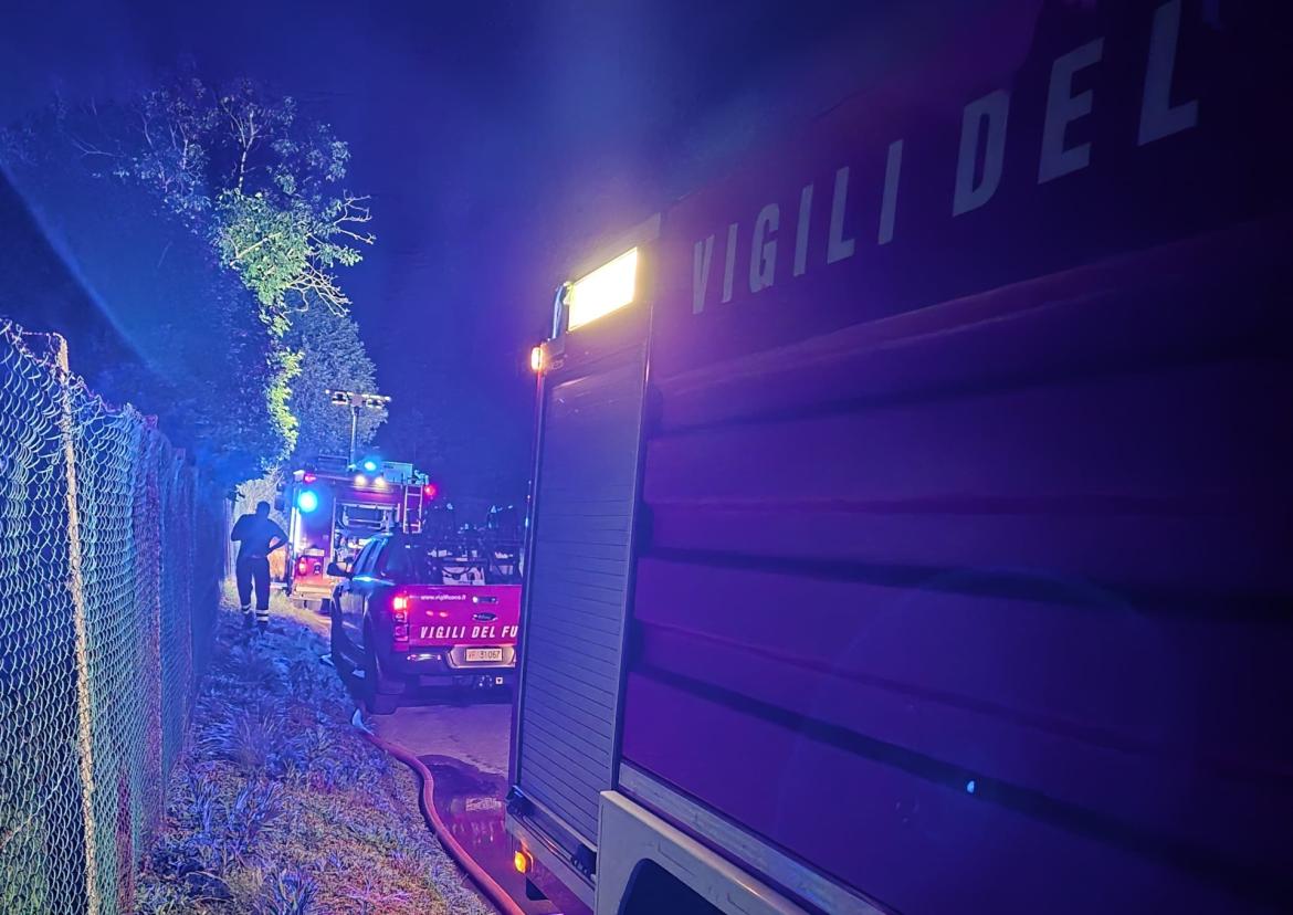 incendio in una casotta alla periferia di Vigevano