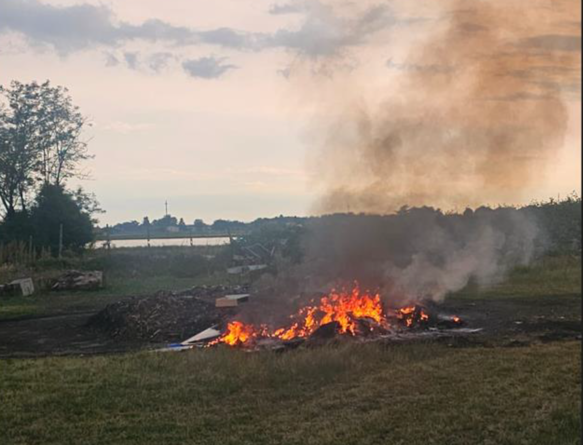 Danno fuoco a un cumulo di rifiuti in campagna e scappano: identificati i tre responsabili