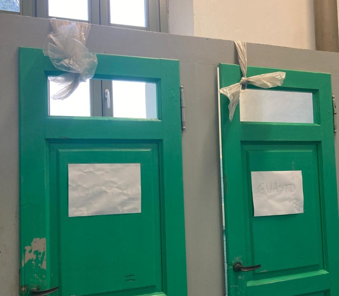 Porte tenute ferme con lo scotch, servizi igienici guasti oppure ostruiti: la situazione del Vidari