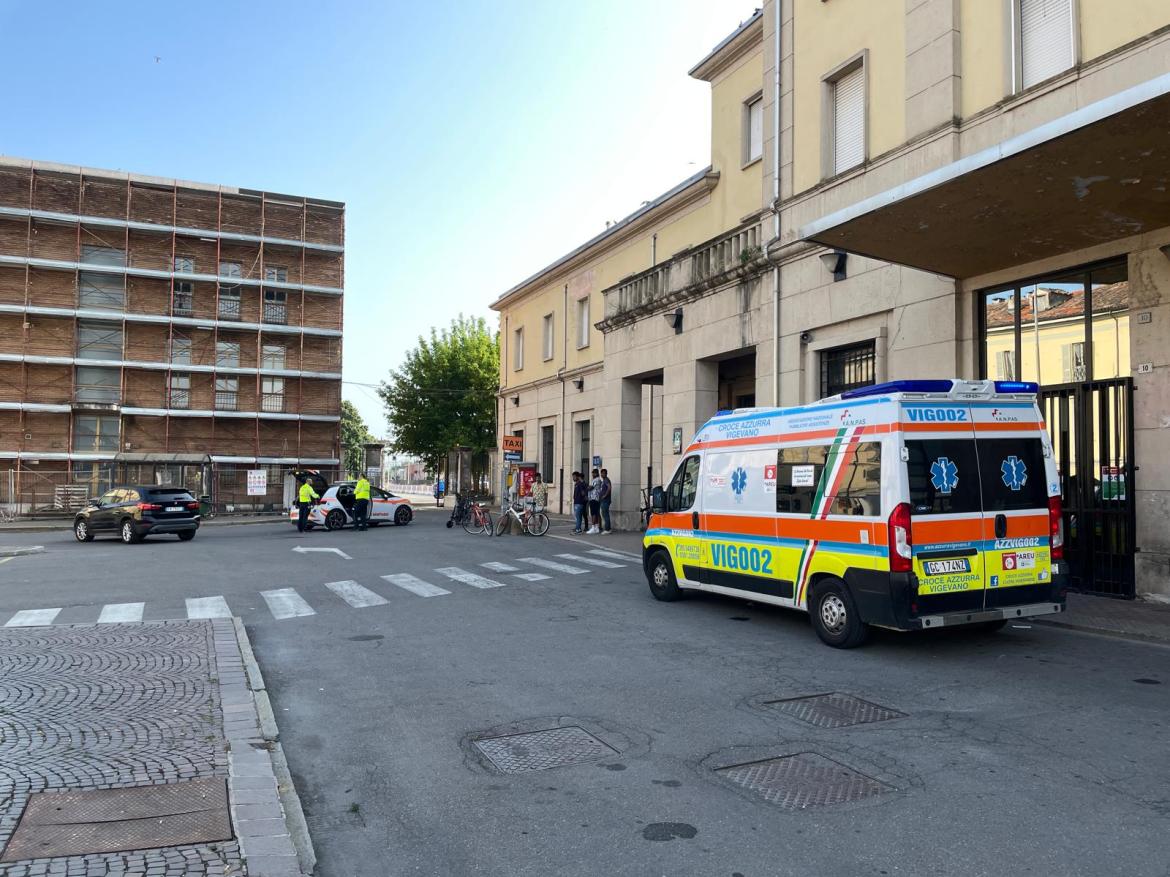 Rissa in stazione, spuntano i coltelli. Due feriti