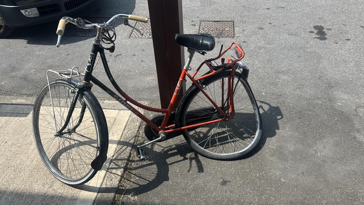 Incidente al distributore di corso Pavia. Investita una bicicletta che svoltava verso Vigevano