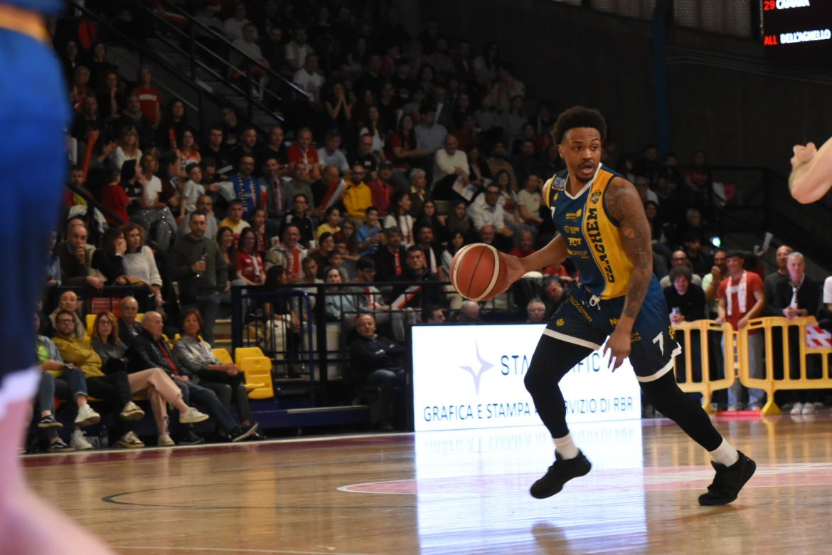 Basket, la curiosa storia di Myles Mack: promosso e retrocesso nello stesso campionato e nella stessa stagione