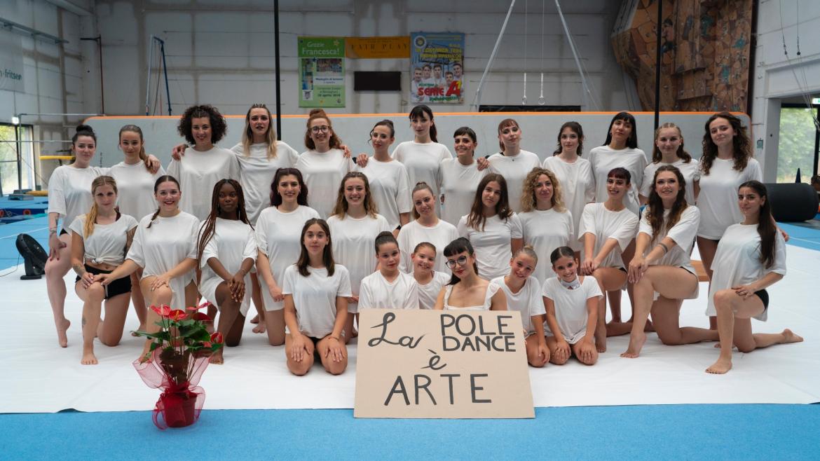 Mortara, successo per il saggio finale di Pole Dance