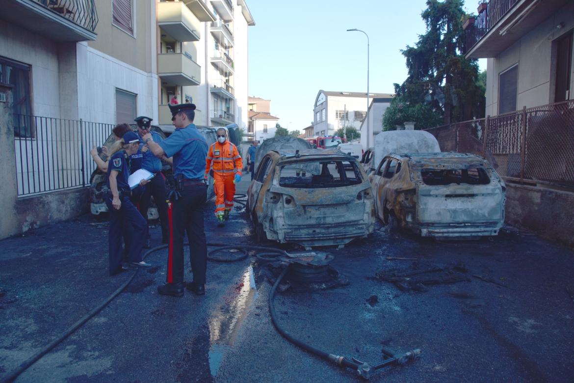 Vigevano, diversi veicoli a fuoco in via Quarto