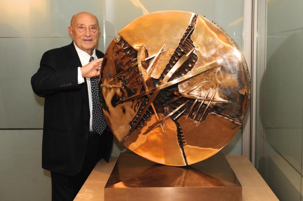 La scomparsa di Arnaldo Pomodoro, scultore di fama internazionale e figura centrale dell'arte contemporanea