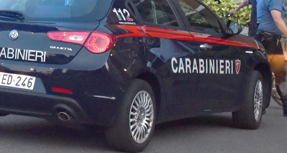 Vigevano, rapina 16enne e aggredisce con un pugno un carabiniere: arrestato