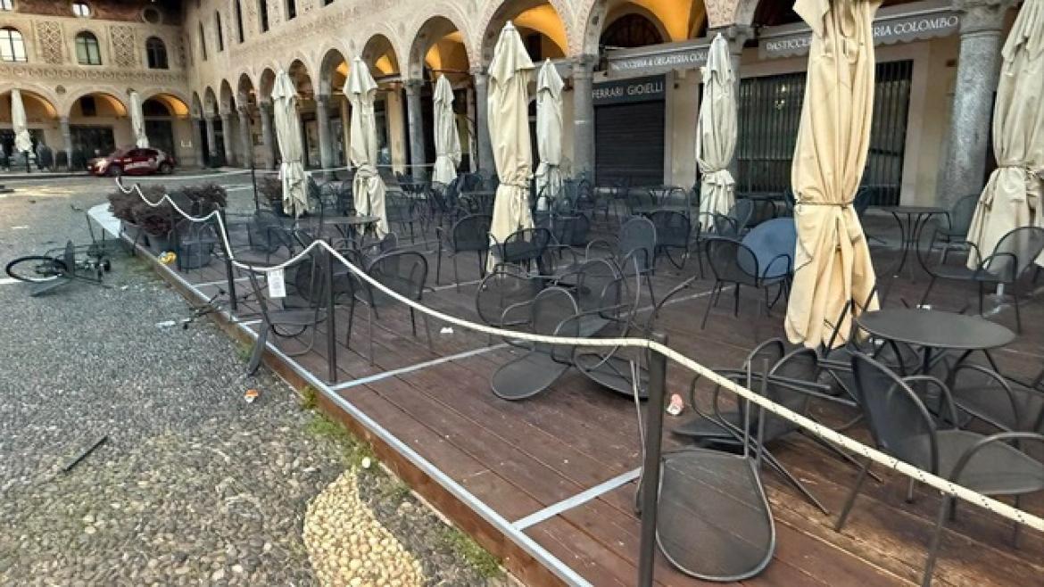 Vigevano, un uomo devasta nella notte un bar in piazza Ducale