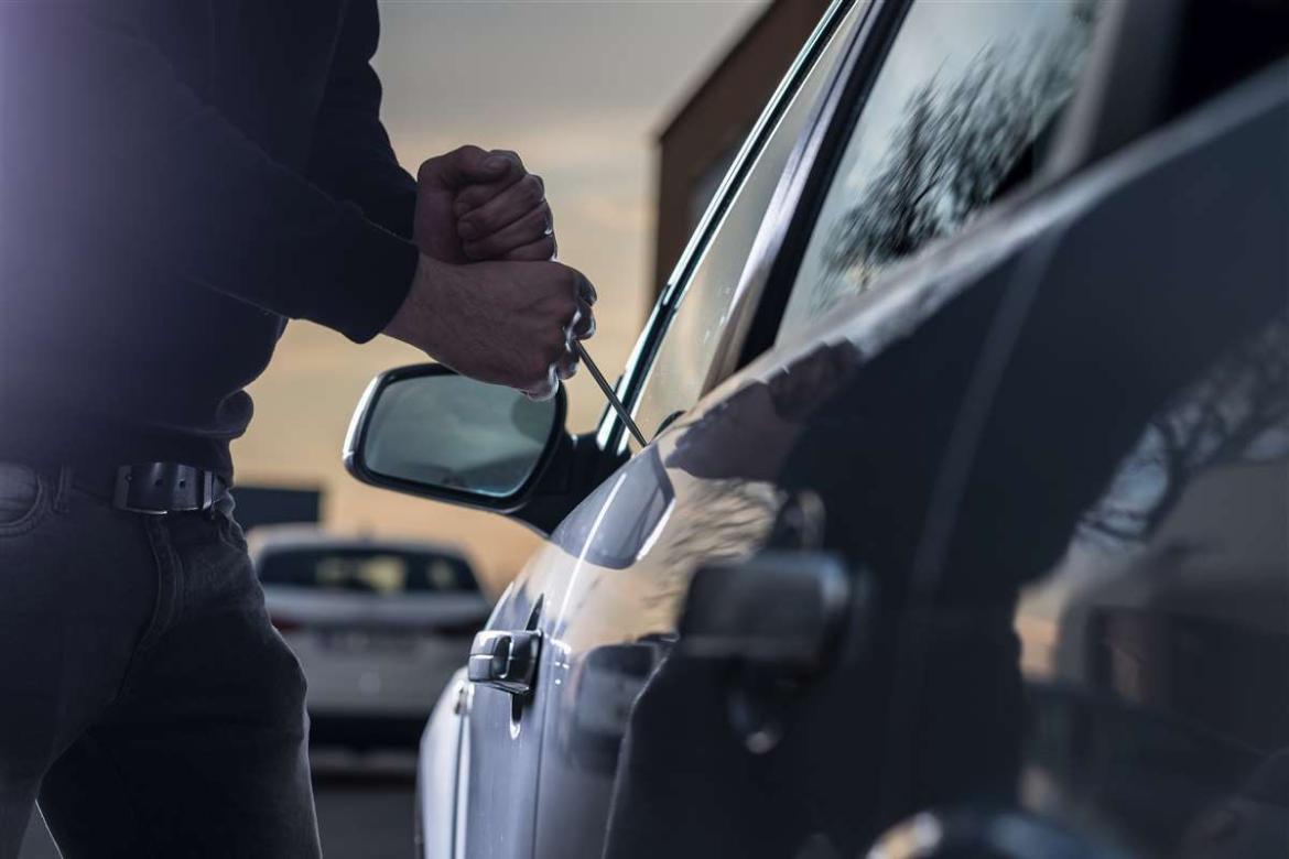 Voghera, ruba in quattro auto in piazza del Duomo: arrestato