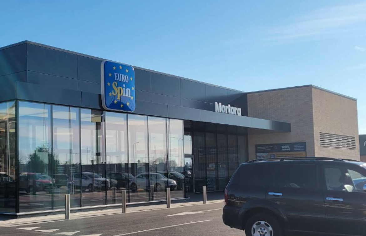 Mortara, rubano la borsa dal carrello del supermercato
