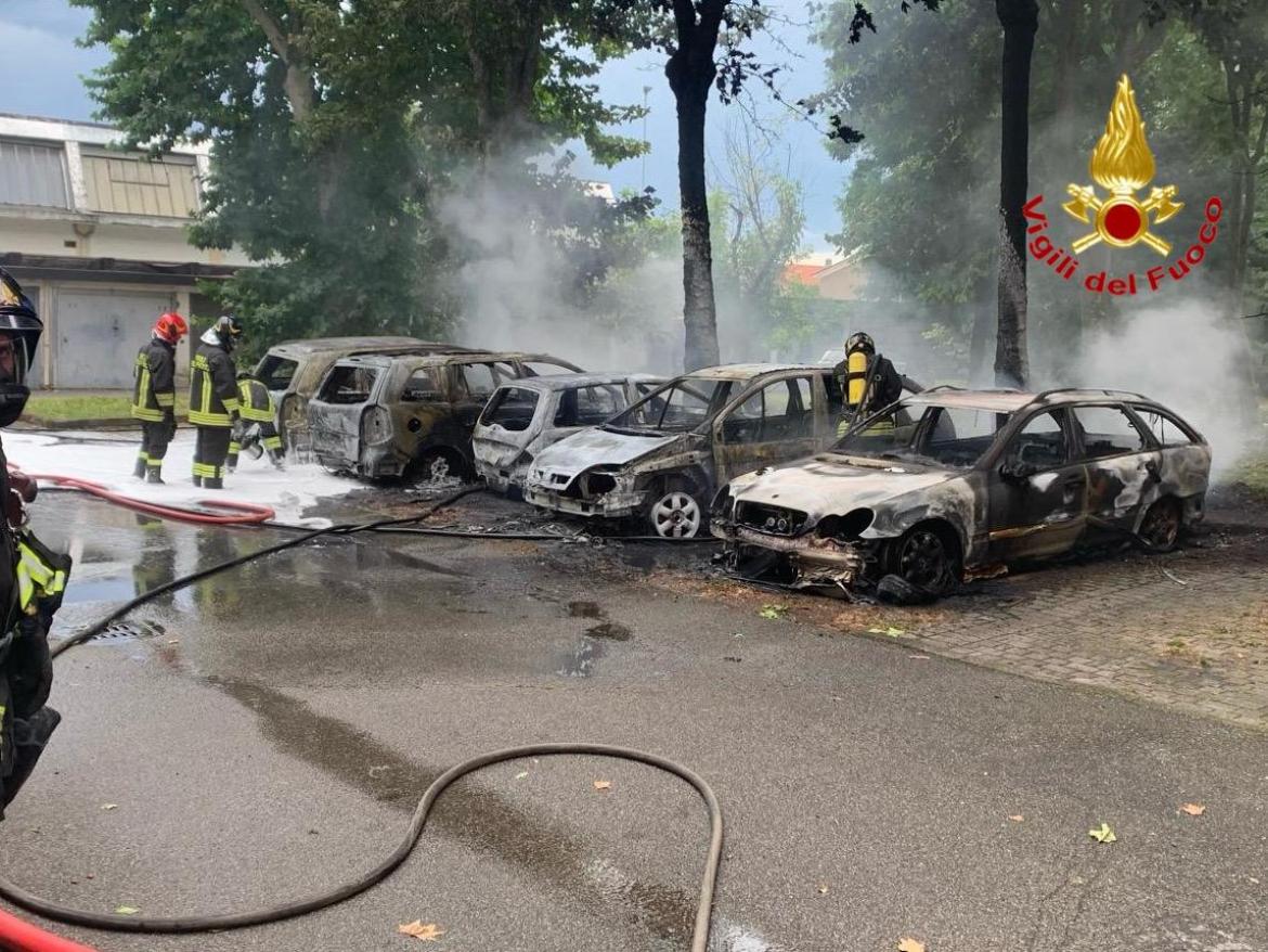 Abbiategrasso: cinque auto parcheggiate distrutte dalle fiamme