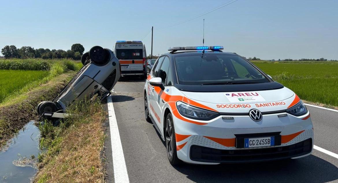 Valle Lomellina: l'auto esce di strada e si impianta nel fosso