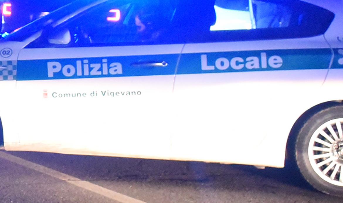 Vigevano, fugge a un posto di blocco e guida contromano: record di punti tolti e patente sospesa