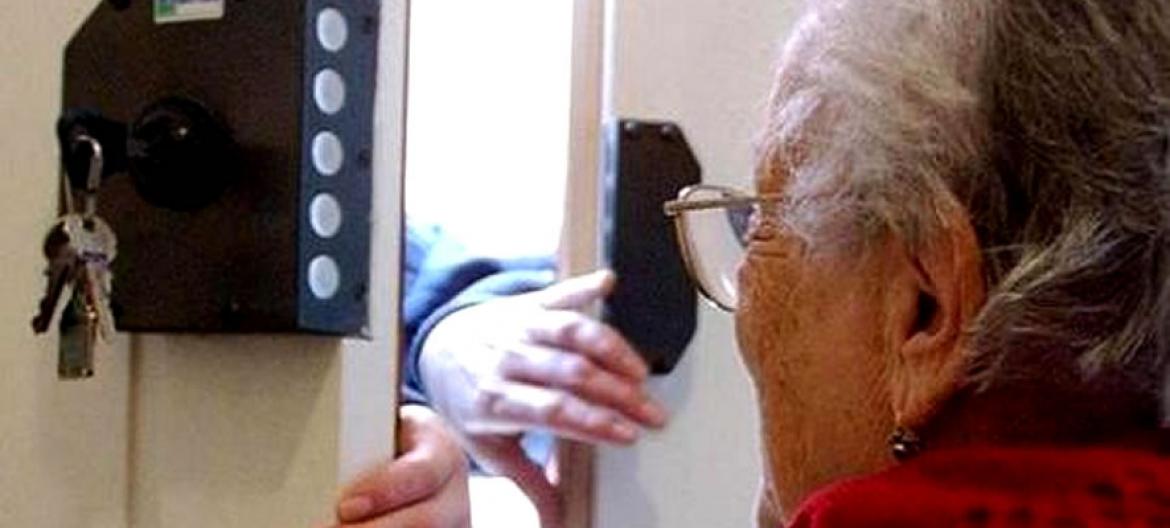 Anziana di 94 anni truffata da due donne: rubati 1300 euro e gli ori