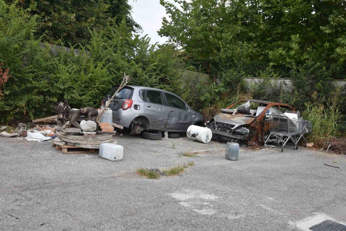 Vigevano, auto sfasciate e rifiuti. Due punti di abbandono "seriale"