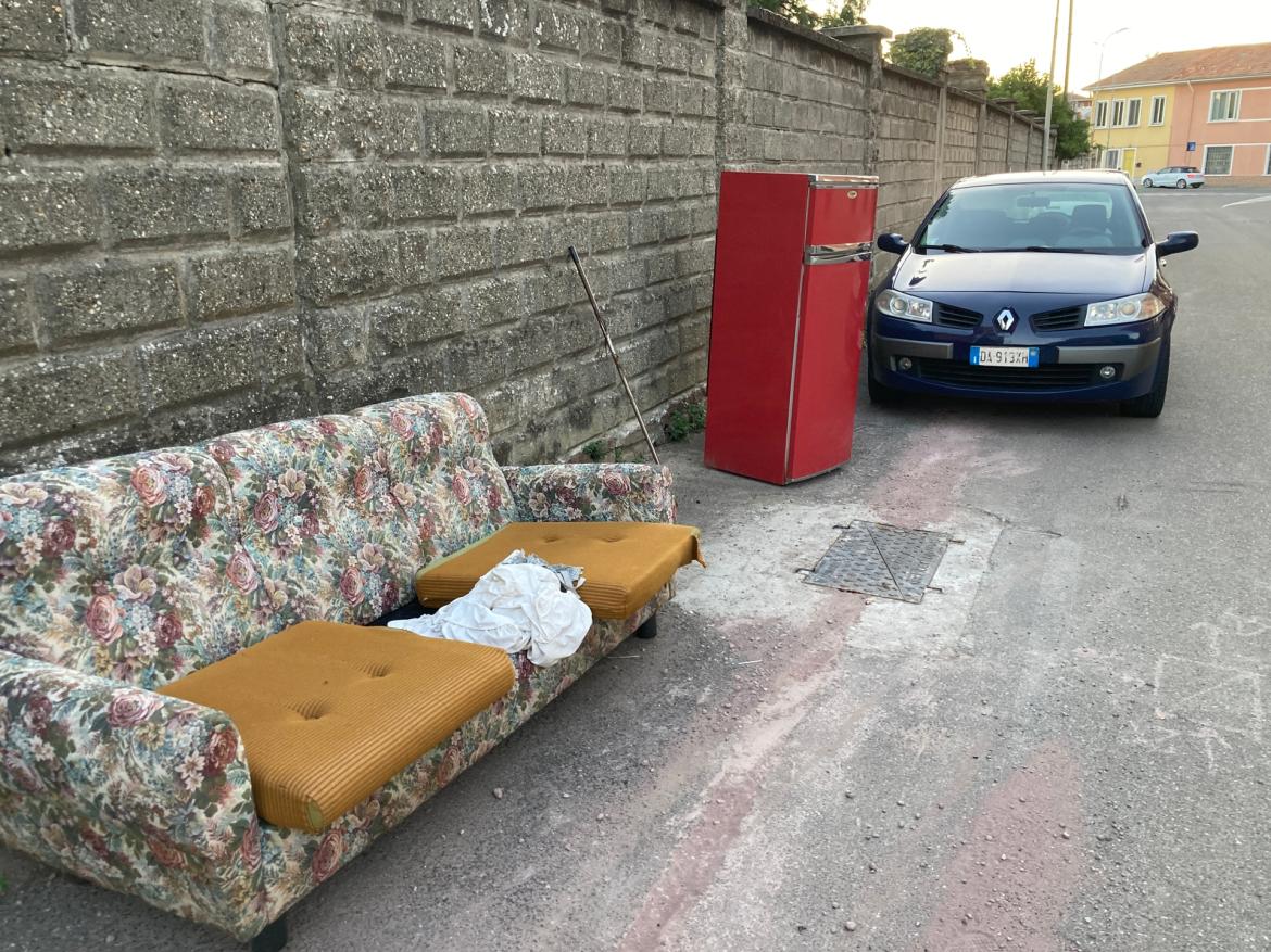 Un salotto in strada, da due settimane nessuno lo rimuove