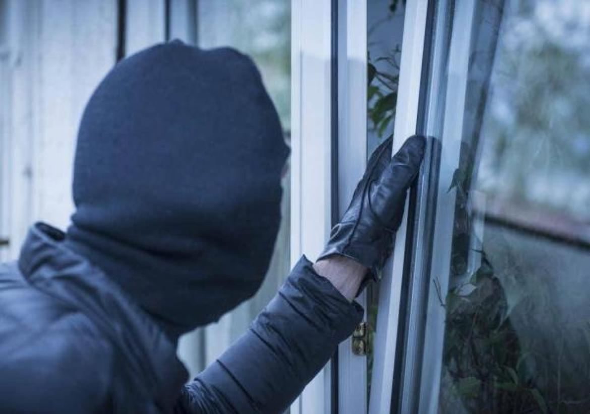 Ladri in casa mentre lei dorme: rubati gioielli per trentamila euro