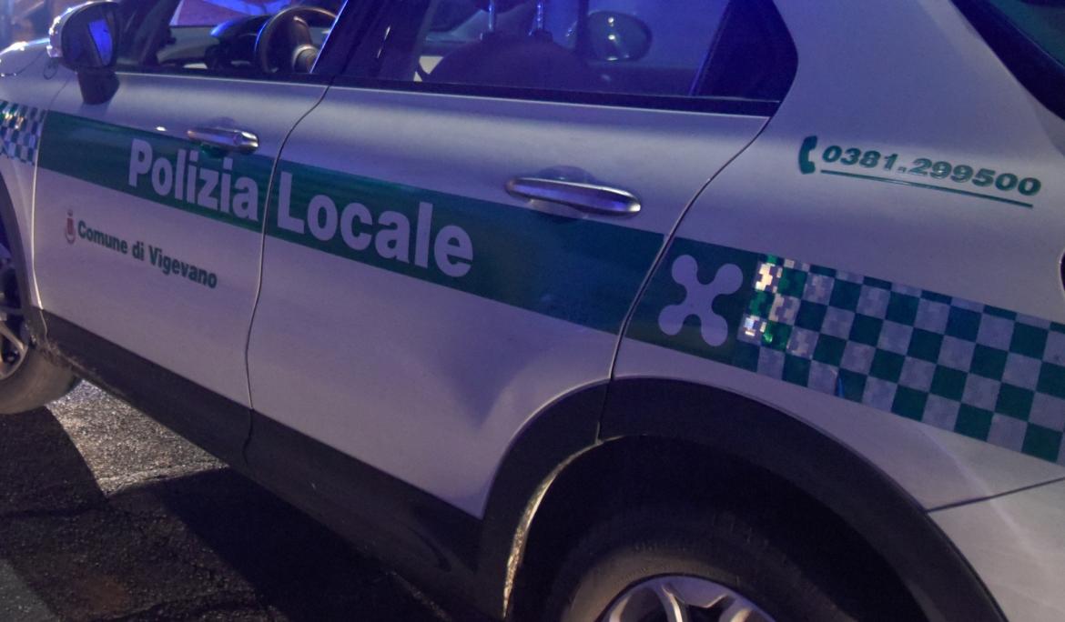 Vigevano: sbanda con l’auto, danneggia un veicolo in sosta e scappa. Guidava la con patente sospesa