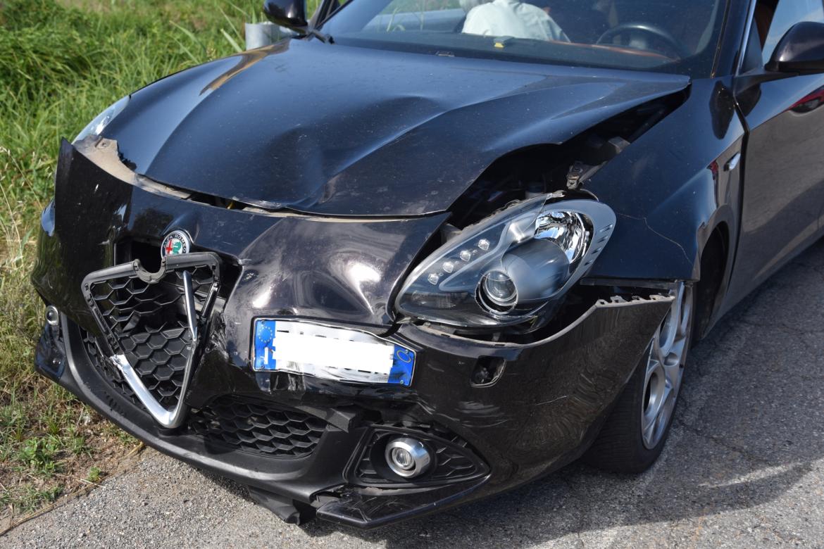 Incidente in circonvallazione a Gambolò: ferito giovane motociclista