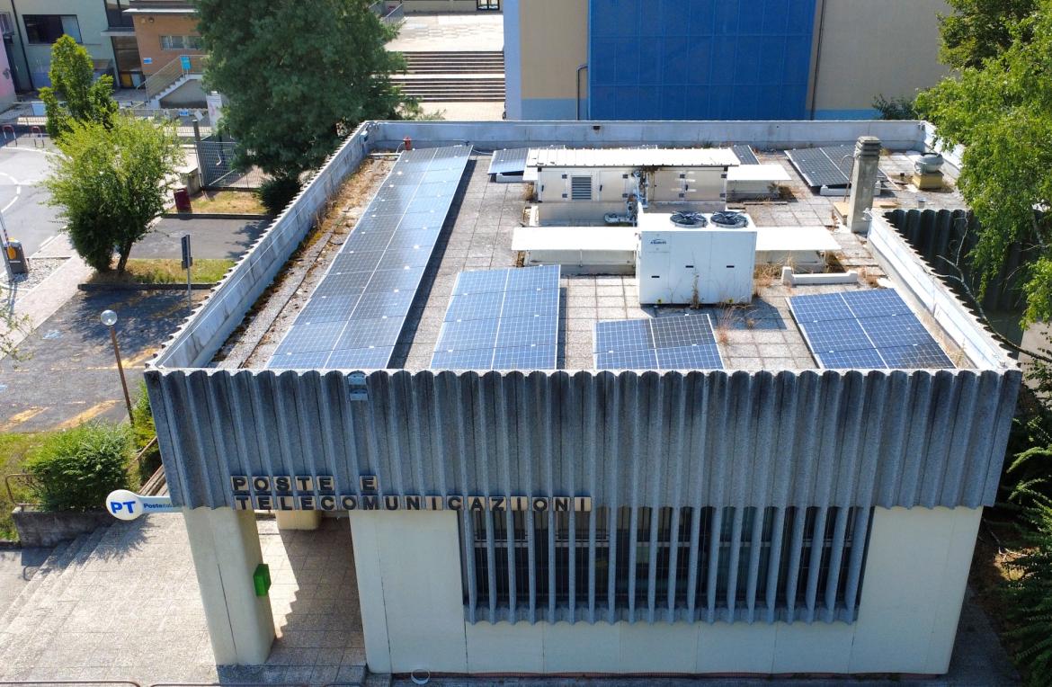 Uffici postali più sostenibili anche in Lomellina: smart building, fotovoltaico e colonnine per auto elettriche