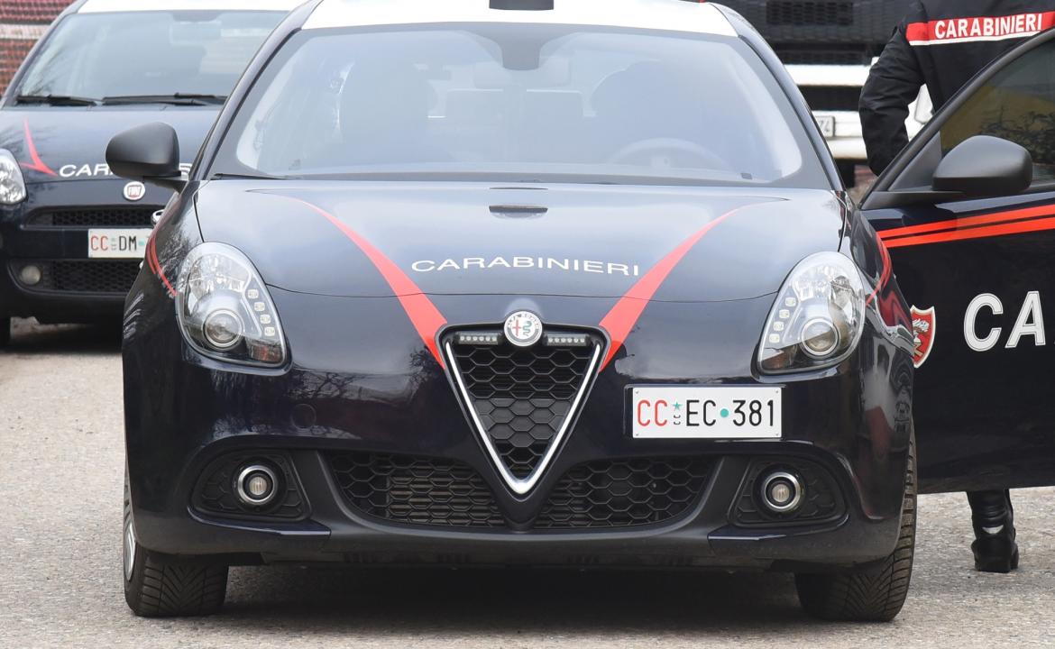Mortara, litiga con la compagna e poi aggredisce i carabinieri intervenuti: finisce in carcere