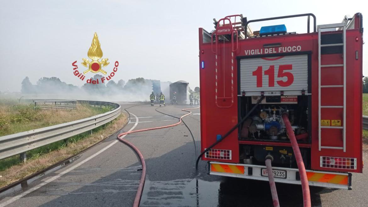 Fiamme dal camion sulla statale. Intervengono i pompieri, traffico in tilt 