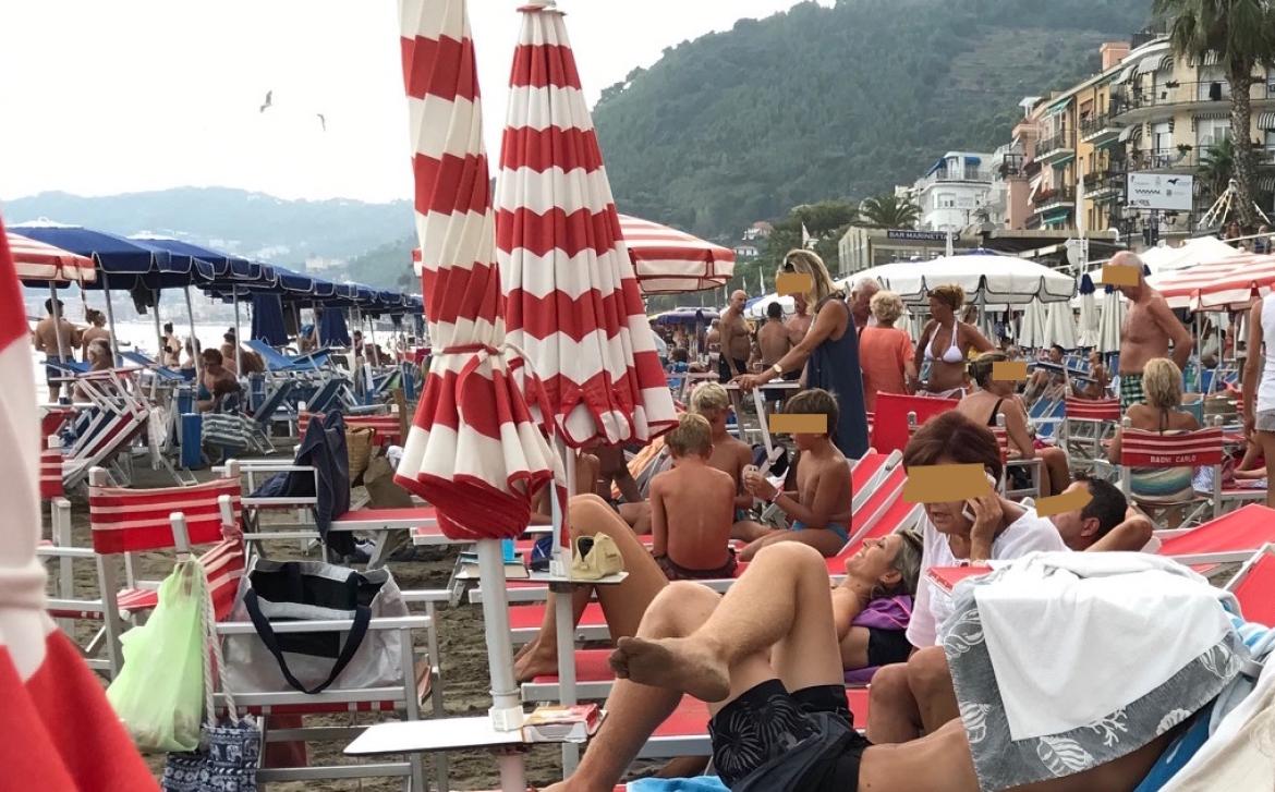 Branco di ragazzi in spiaggia ad Alassio manda all’ospedale un anziano di Pavia
