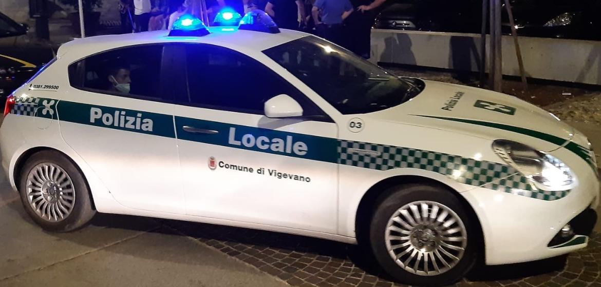 Vigevano, in auto aveva 15 grammi di hashish: finisce nei guai