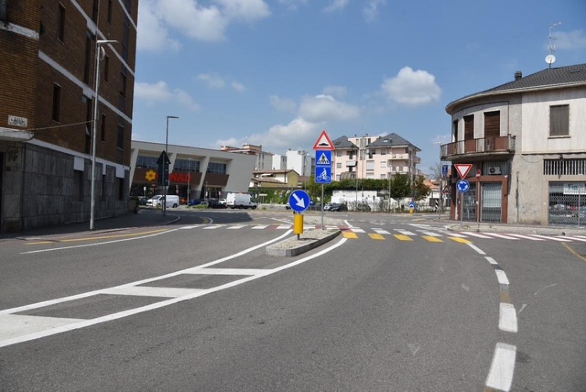 Vigevano, cade in moto via Da Vinci: cinquantaquattrenne trasportato al San Matteo di Pavia