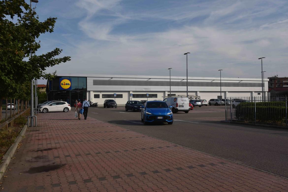 Avvicina l’ex convivente al supermercato, ma non poteva farlo per un divieto. Arrestato dalla polizia 