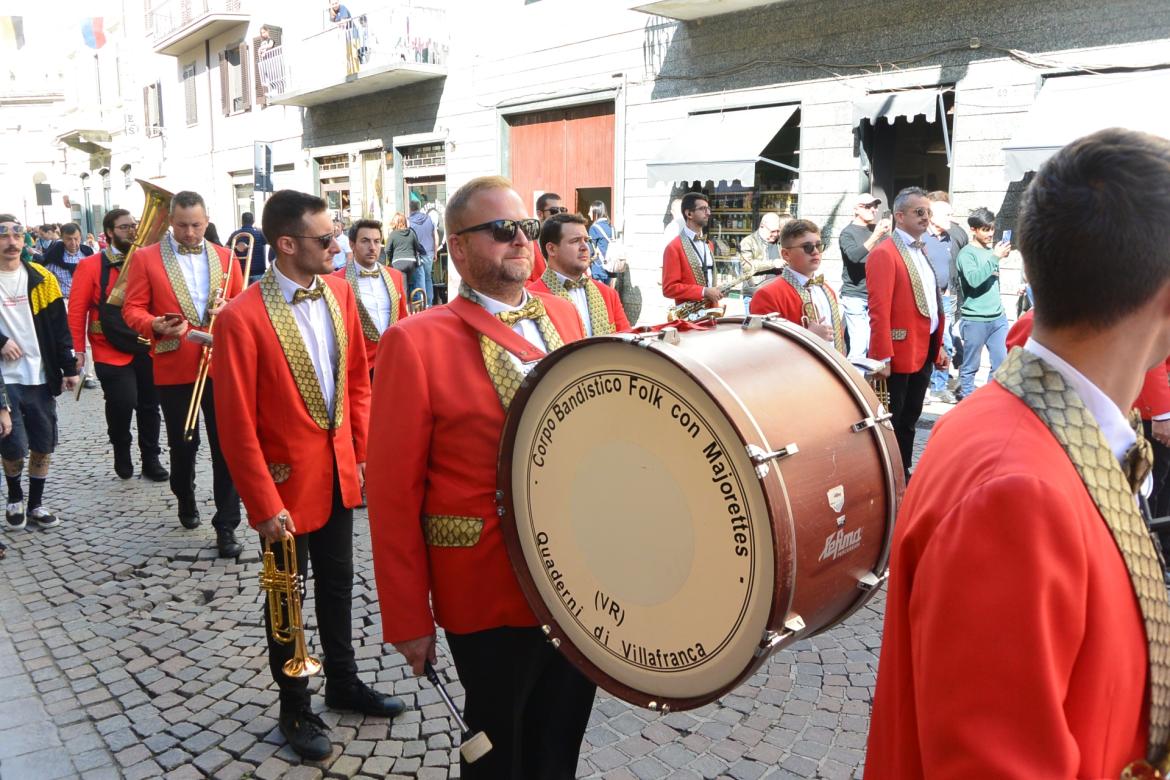 Per la sagra fanfare e banda, ma anche sedie a peso d'oro
