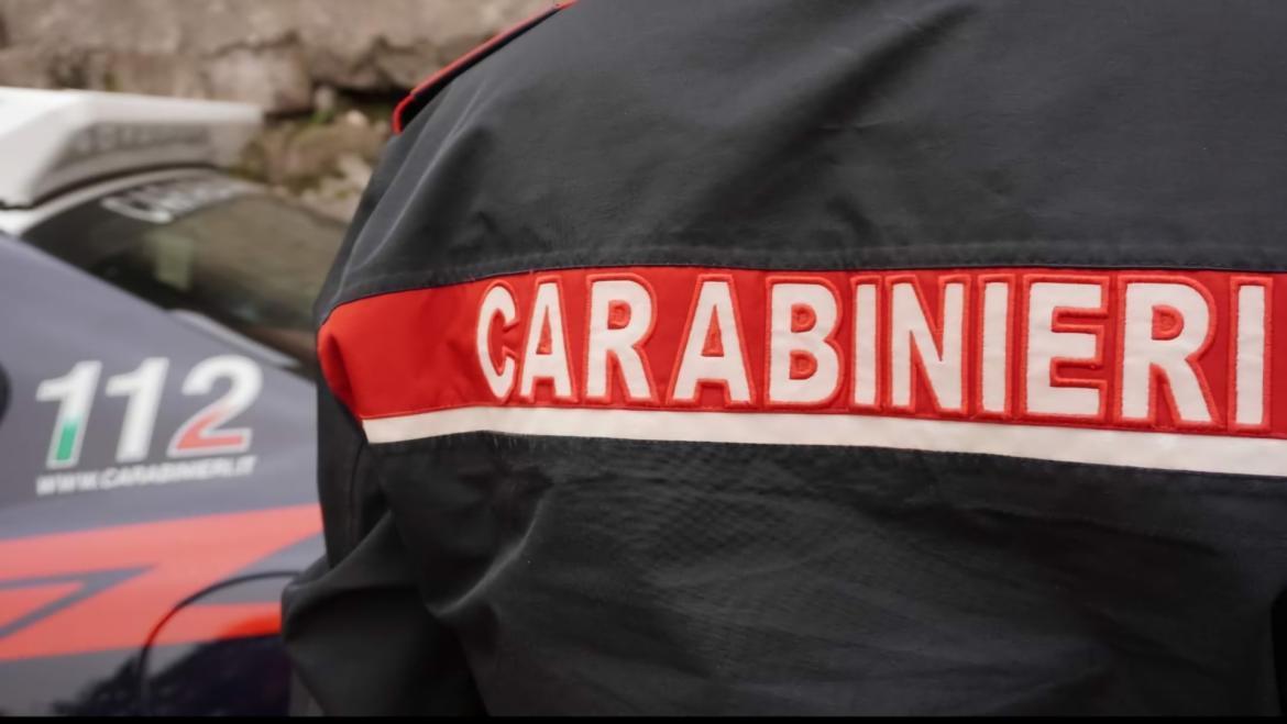Forzano la porta di ingresso e fuggono con 5mila euro di gioielli