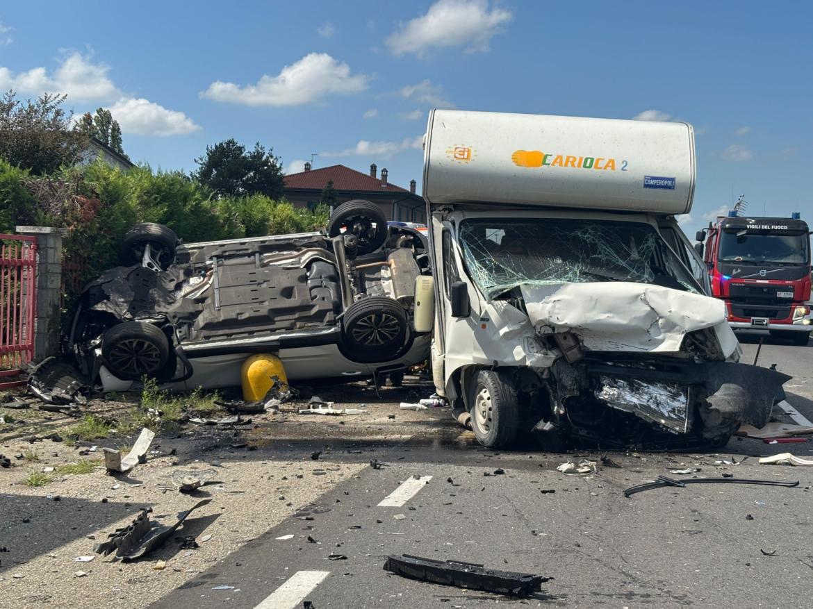 Frontale sul rettilineo tra auto e camper: morto un uomo