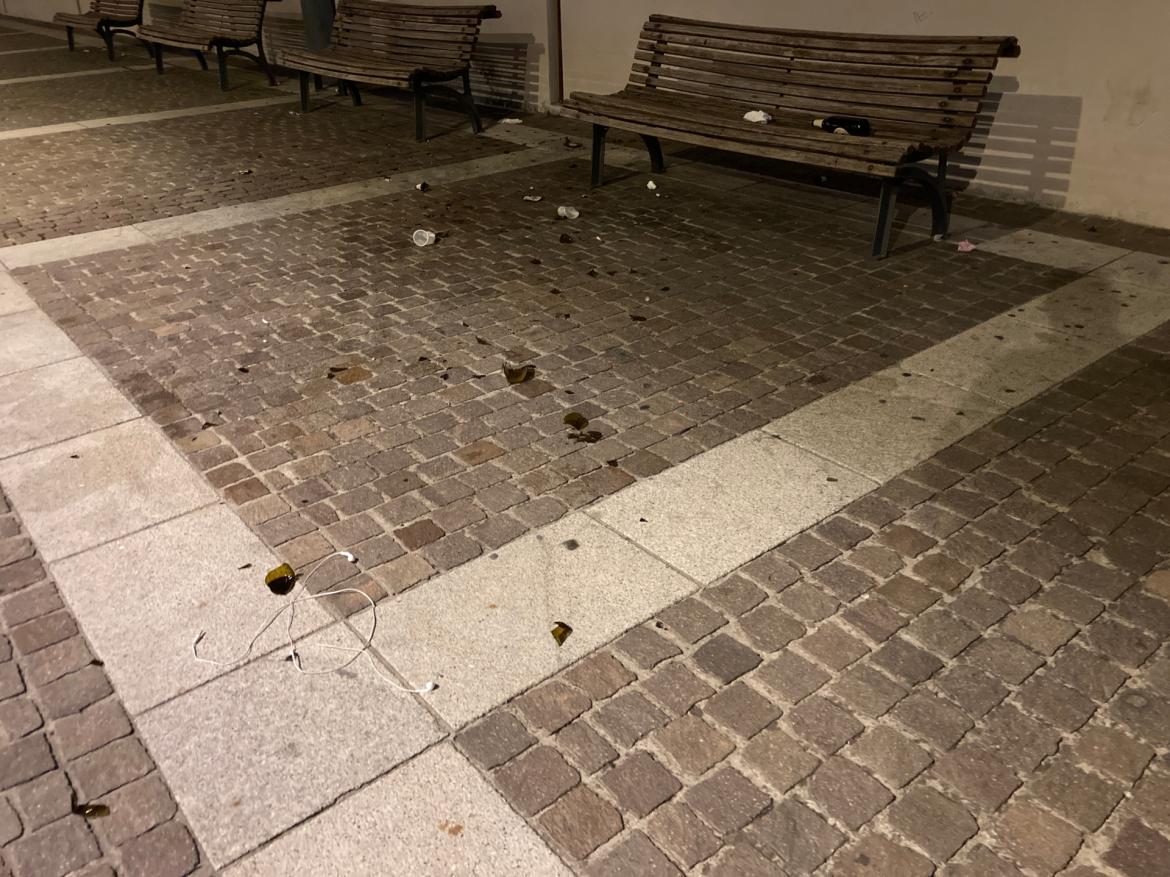 Duello a colpi di bottigliate in piazza a Mortara, un ferito