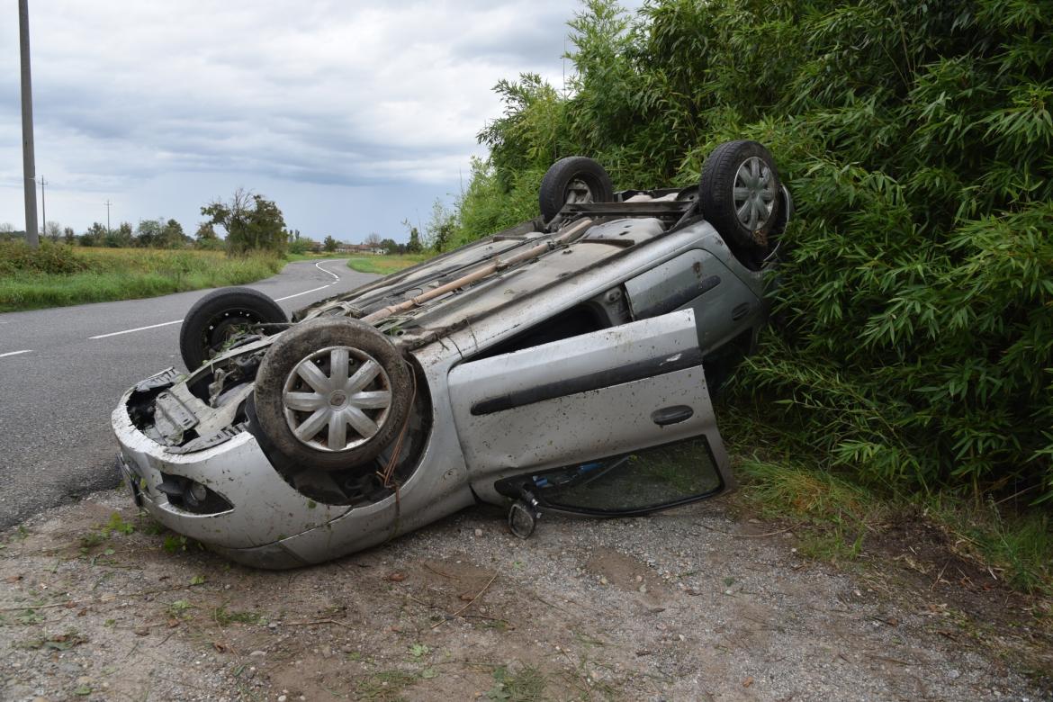 Garlasco, perde il controllo e si ribalta con l’auto