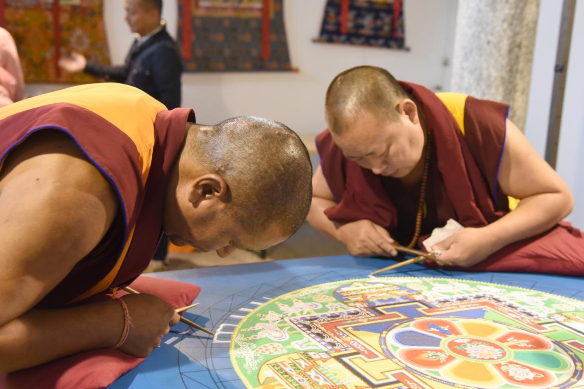 Arte e cultura tibetana: il mandala viene realizzato dal vivo