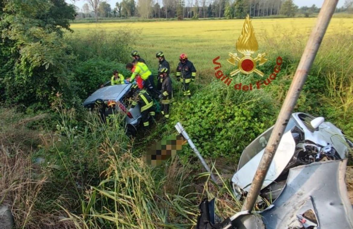 Zerbolò, scontro tra due auto: tre feriti, uno di essi è stato estratto dalle lamiere dai vigili del fuoco