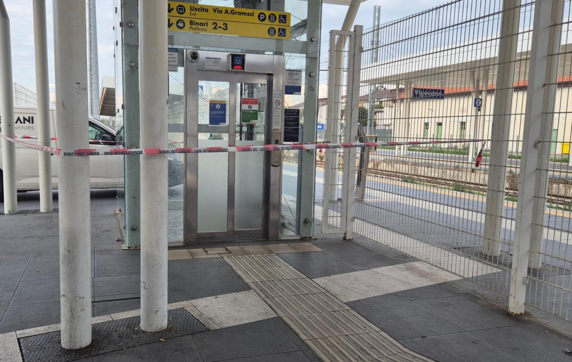 Vigevano: l’ascensore della stazione è fuori uso. Vandalizzata una vetrata