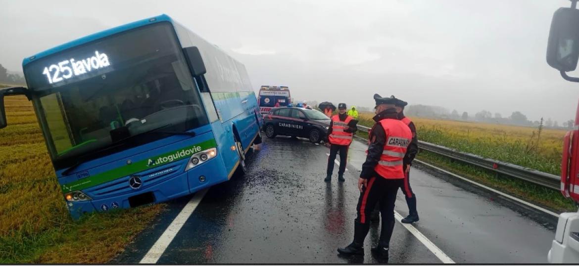 Bus di linea esce di strada sulla provinciale tra Cergnago e Mortara. Illesi tutti i passeggeri