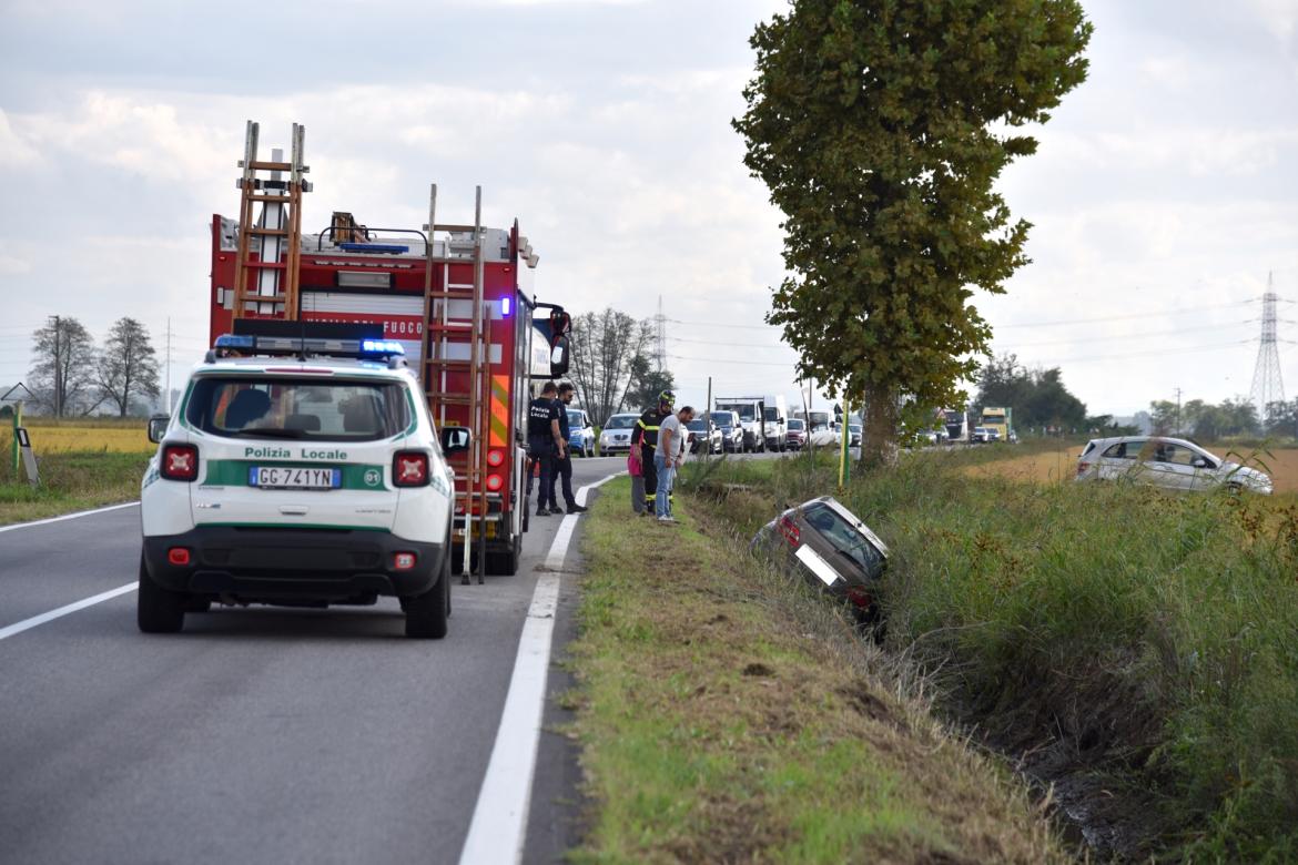 Mortara: auto esce di strada e finisce nel fosso. Illesa la conducente